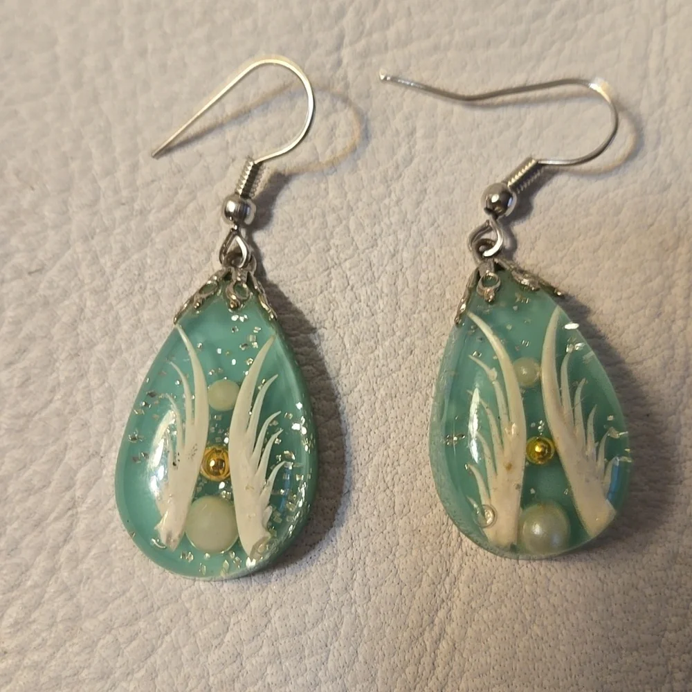 Vintage green resin with pearl and gold bead white feather like design 1…